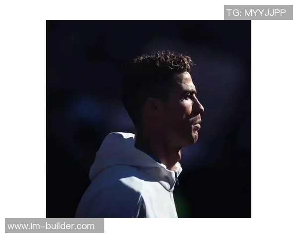 足球明星帅气男头像，展现运动与魅力的完美结合，演绎激情与自信的风采