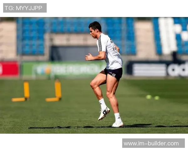 足球球星夹袋高清大图展示，感受明星球员的魅力与运动激情